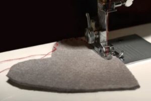How to Close a Pillow with a Sewing Machine